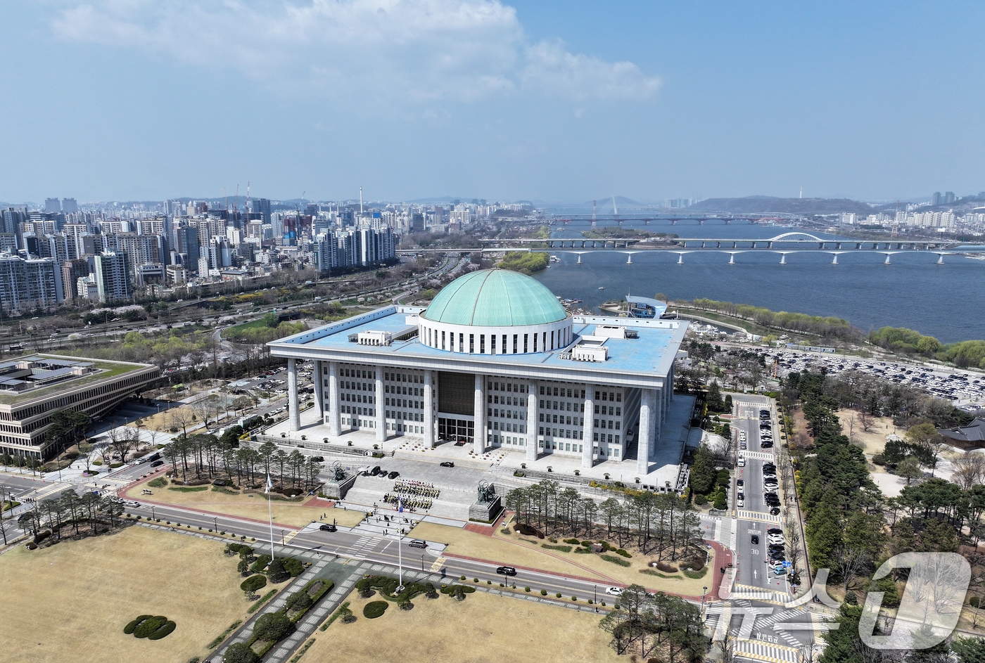8일 서울 영등포구 여의도에서 드론으로 촬영한 국회의사당 전경. 2025.4.8/뉴스1 ⓒ News1 김진환 기자