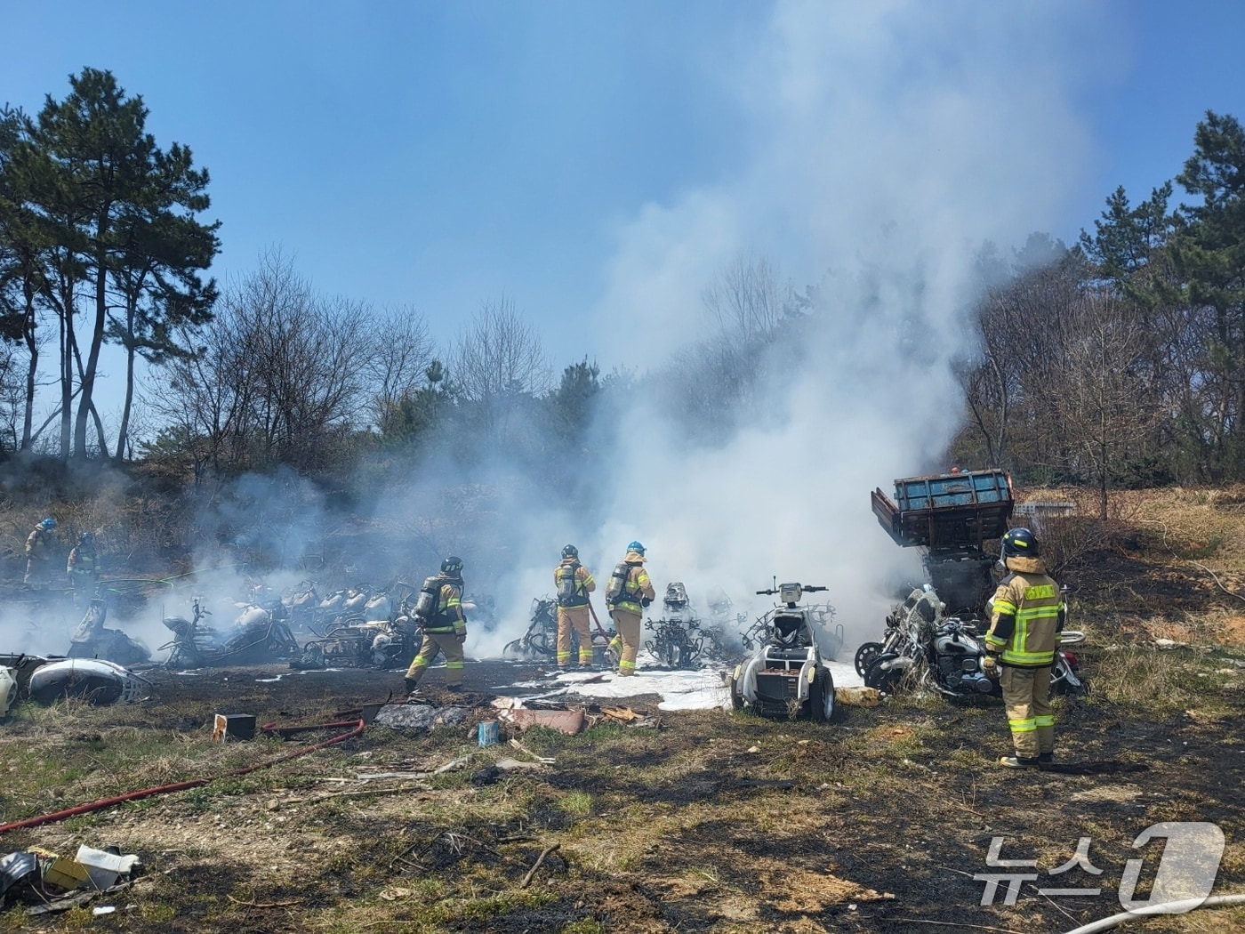 8일 낮 12시 30분께 전북자치도 김제시 복죽동 한 자동차공업사에서 불이 났다.(독자 제공. 재판매 및 DB금지)