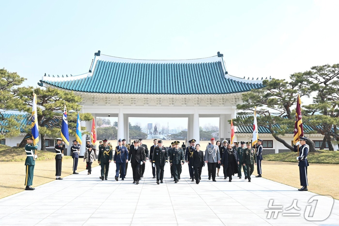 4월 8일, 국방부유해발굴단의 초청을 받은 데릭 맥컬리 유엔군사령부 부사령관 및 12개국 주한 무관단이 현충원에 참배하고 있다. (국방부 제공)