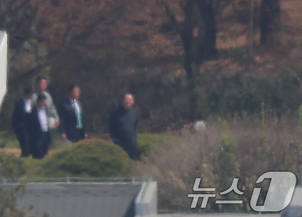탄핵 닷새째를 맞은 윤석열 전 대통령이 8일 오후 서울 용산구 한남동 관저에서 오가고 있다. 2025.4.8/뉴스1 ⓒ News1 박정호 기자