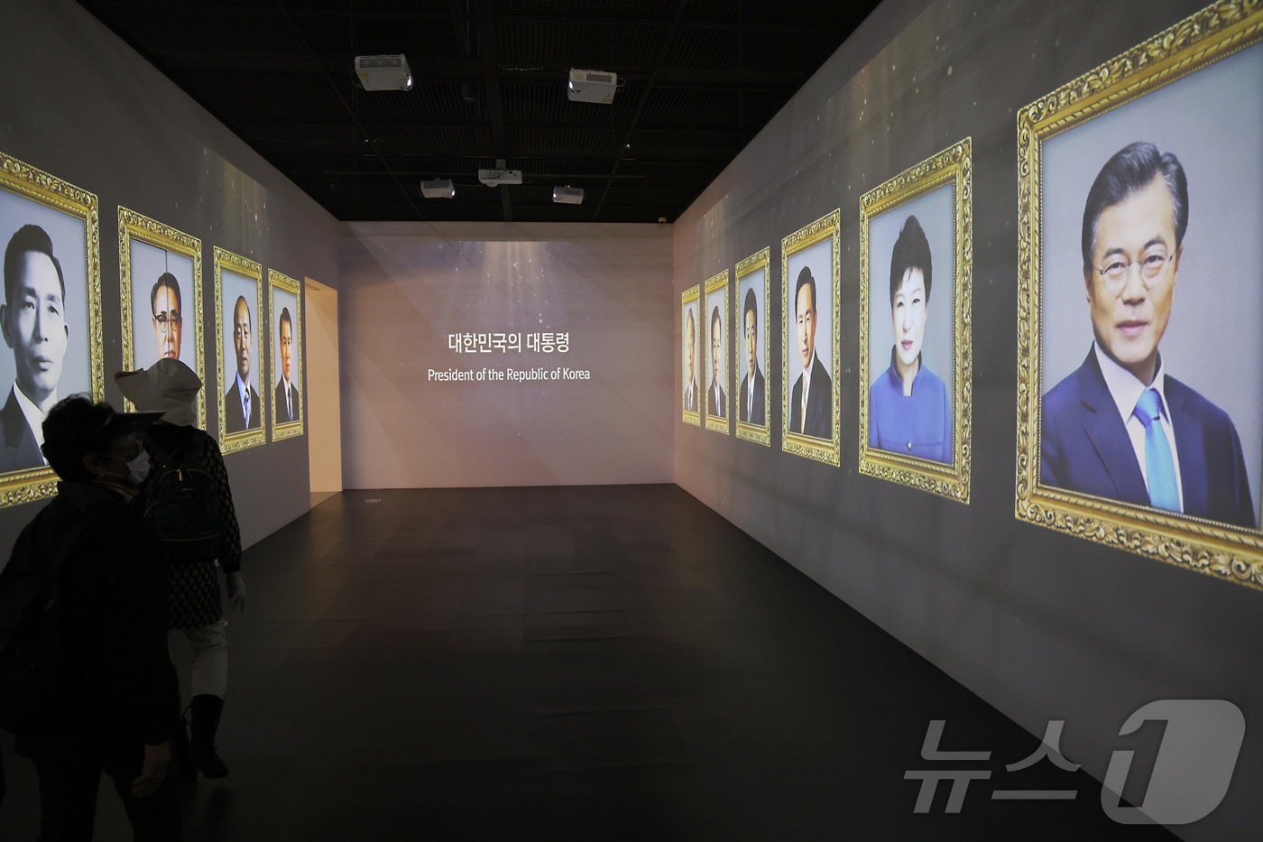 세종시 어진동 대통령기록관을 찾은 관람객들이 전시공간을 둘러보고 있다. 2025.4.8 ⓒ 뉴스1 김기남 기자