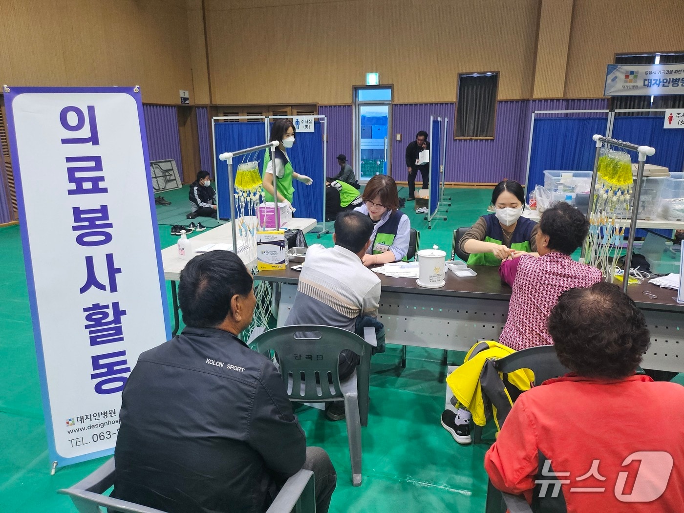 8일 전북자치도사회서비스원이 정읍시 감곡문화체육센터에서 농촌 이동복지서비스 ‘찾아가는 행복만리길’을 진행했다.(서비스원제공. 재판매 및 DB금지)2025.4.8/뉴스1