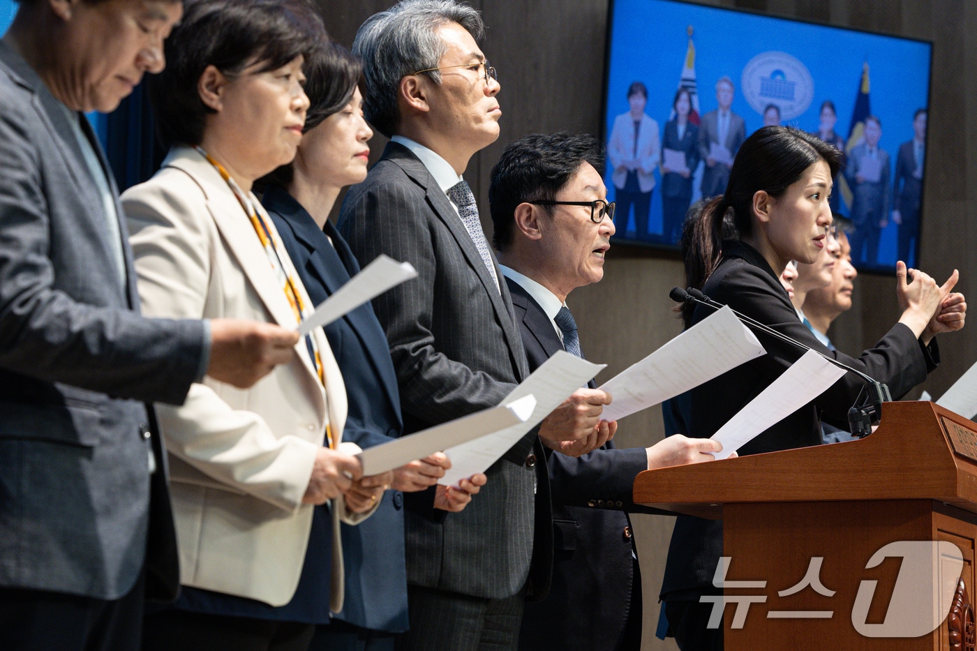박범계 국회 법제사법위원회 더불어민주당 간사를 비롯한 야당 위원들이 8일 오후 서울 여의도 국회 소통관에서 기자회견을 열고 한덕수 대통령 권한대행의 헌법재판관 지명 철회를 촉구하고 있다. 2025.4.8/뉴스1 ⓒ News1 이재명 기자