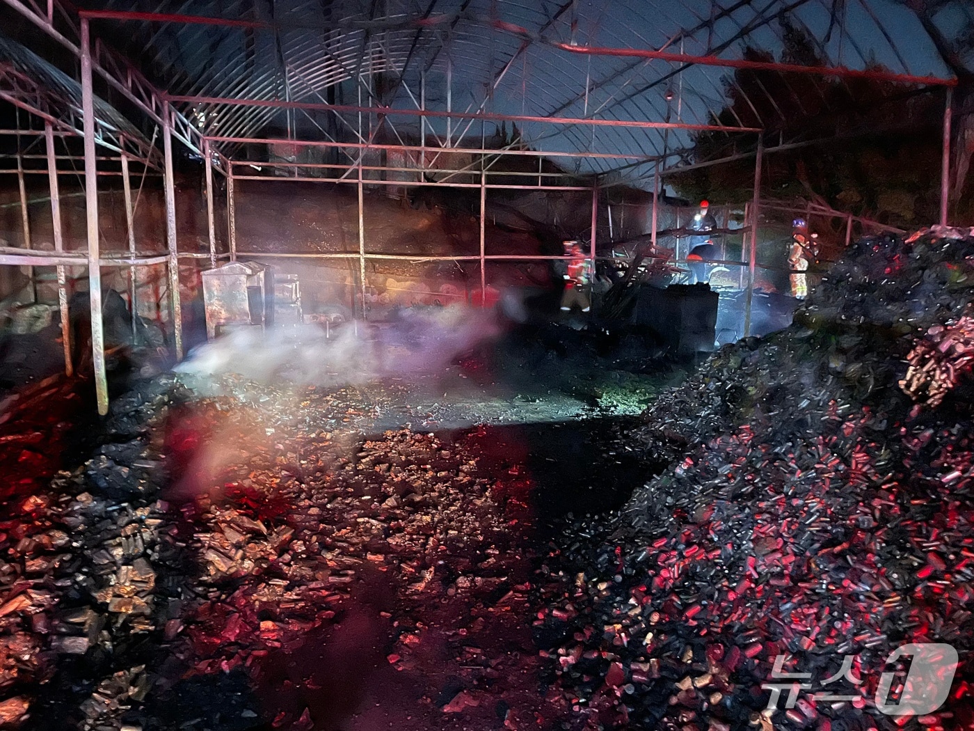 8일 오후 7시 4분쯤 부산 부산진구 개금동의 한 자원재활용센터에서 불이 났다. 사진은 화재 현장 모습.(부산소방재난본부 제공. 재판매 및 DB금지)