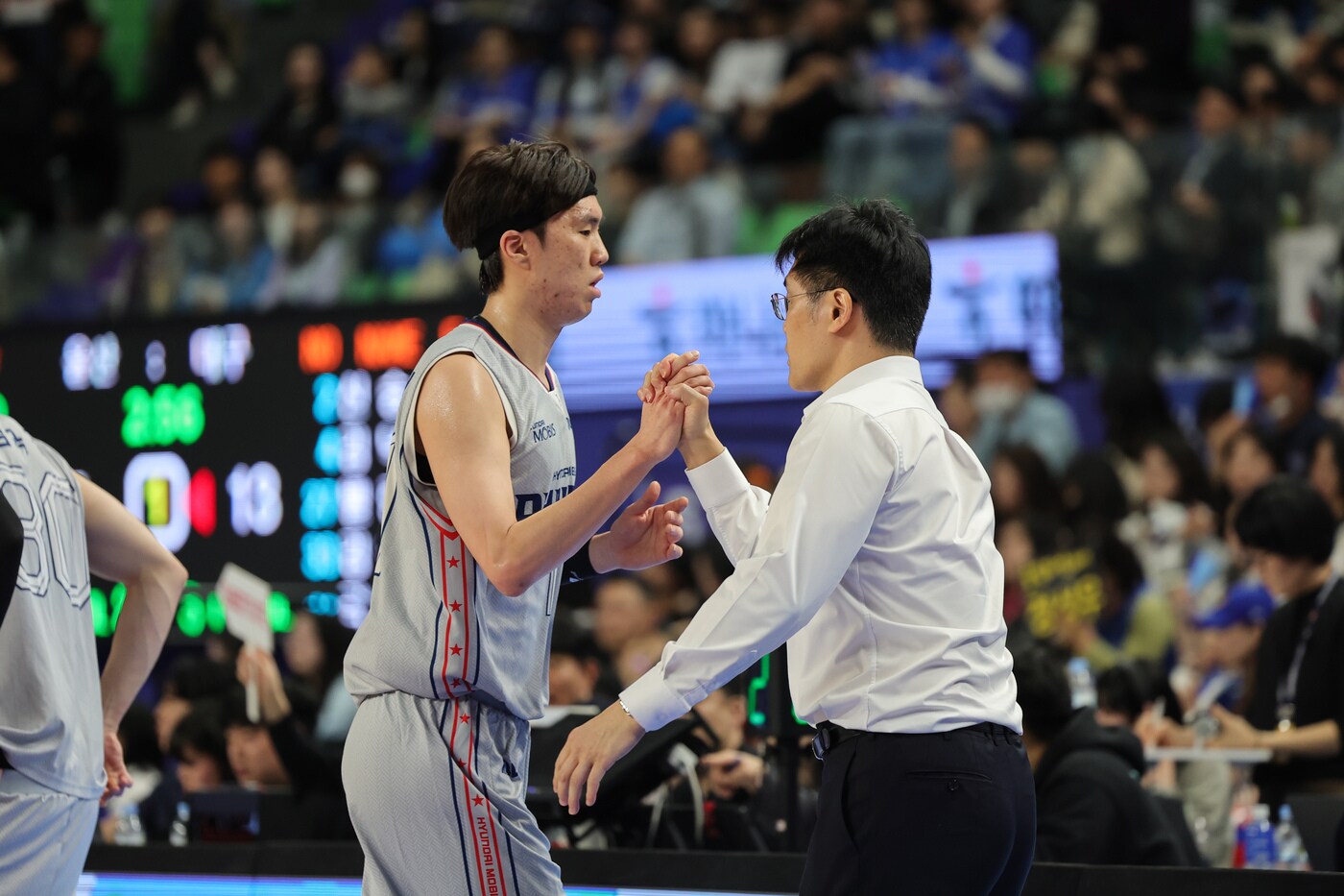 조동현 울산 현대모비스 감독(오른쪽)과 이우석. (KBL 제공)