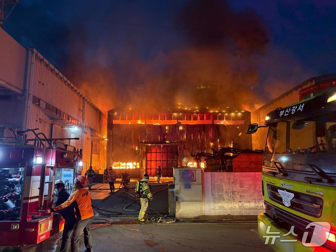 8일 오후 7시 11분쯤 부산 강서구 송정동 녹산산단 내 금속폐기물 처리 공장에서 불이 나 출동한 소방관들이 진화에 나서고 있다.(부산소방재난본부 제공. 재판매 및 DB금지)