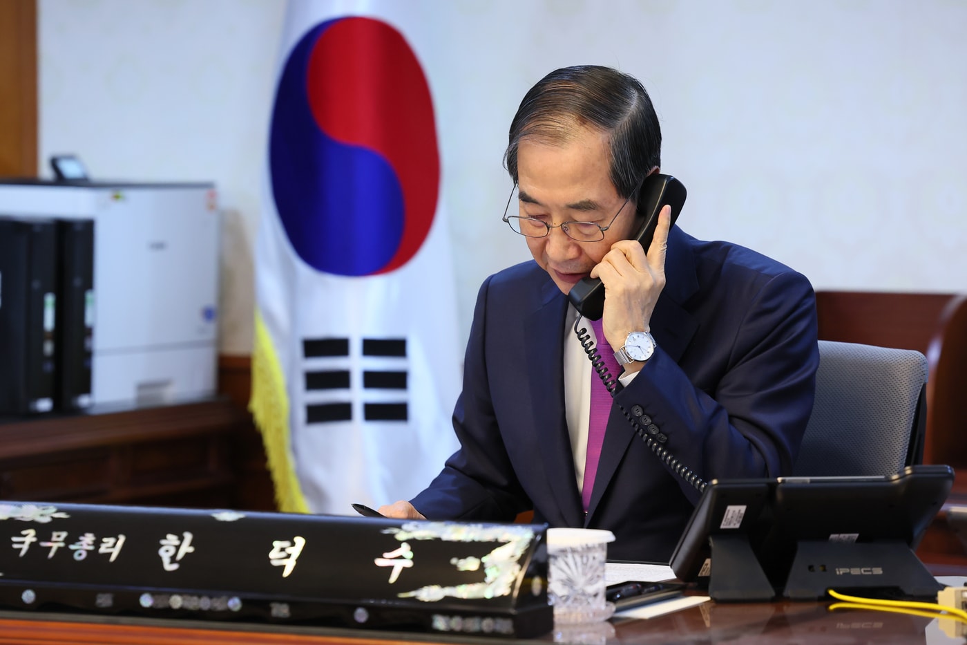 한덕수 대통령 권한대행 국무총리가 8일 도널드 트럼프 미국 대통령과 통화하는 모습.&#40;총리실 제공&#41;