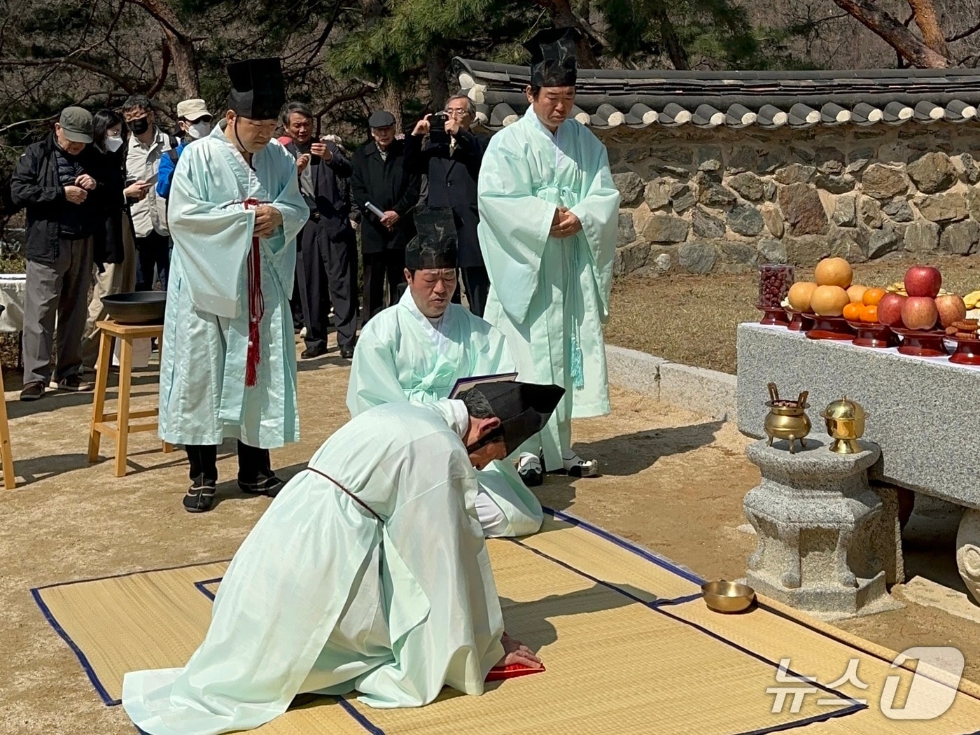 초헌관과 축문을 읊고 있는 축관의 모습