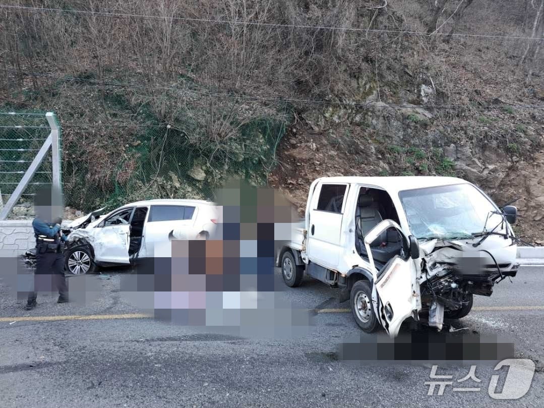 강원 홍천 북방면 부사원리 교통사고 현장.(강원도소방본부 제공, 재판매 및 DB금지)