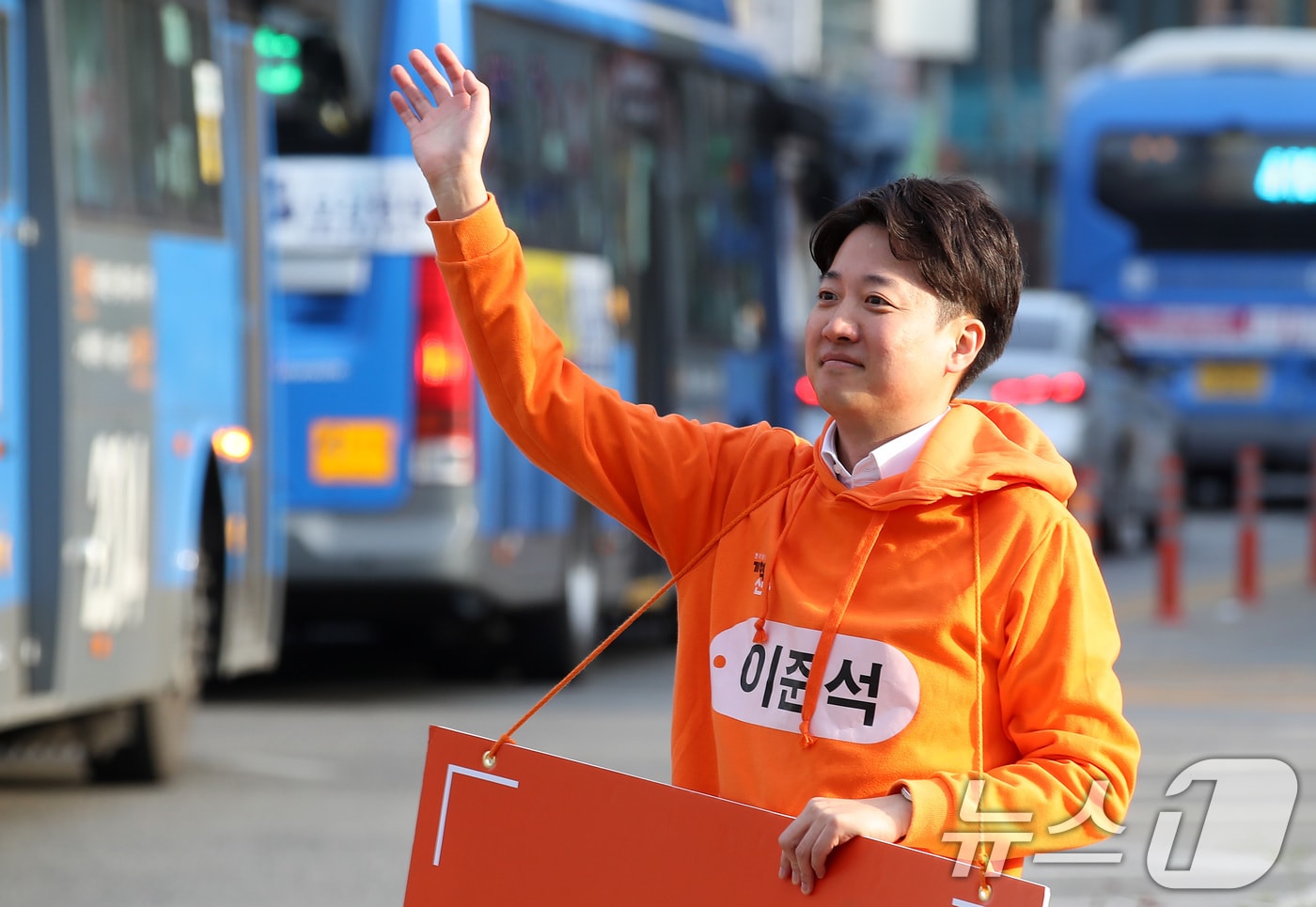제21대 대통령선거 예비후보 등록을 마친 이준석 개혁신당 의원이 9일 오전 대구 중구 반월당사거리를 찾아 출근길 시민들에게 인사하고 있다. 2025.4.9/뉴스1 ⓒ News1 공정식 기자