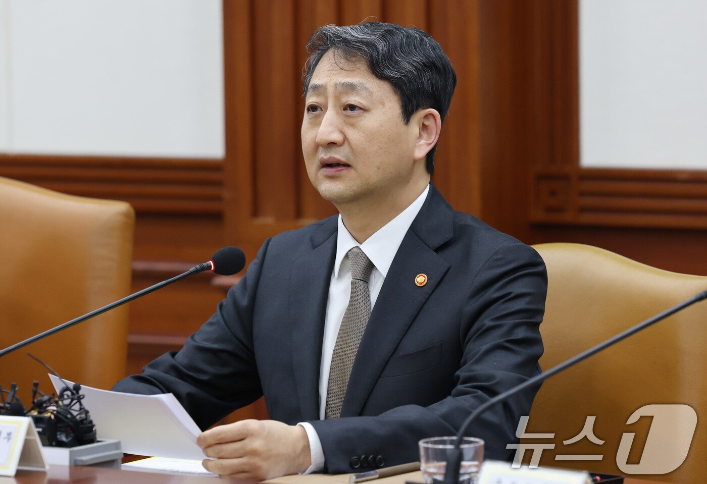 안덕근 산업통상자원부 장관이 9일 서울 종로구 정부서울청사에서 열린 경제관계장관회의 겸 산업경쟁력강화 관계장관회의에서 발언을 하고 있다. 2025.4.9/뉴스1 ⓒ News1 임세영 기자