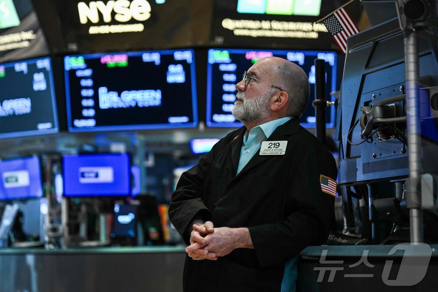 전광판을 바라보는 한 트레이더.  ⓒ AFP=뉴스1