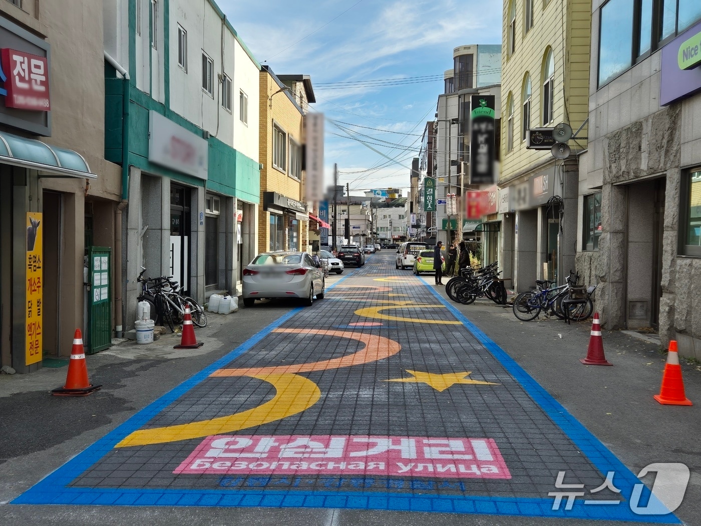 강원 강릉시가 지난해 옥가로 19번길 외국인근로지원센터 앞 도로 120m 구간에 조성한 여성친화 안심거리.(강릉시 제공, 재판매 및 DB 금지)