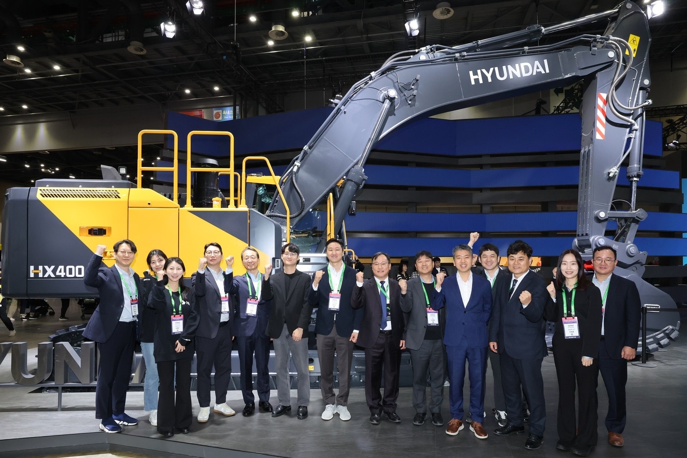 2025서울모빌리티쇼 HD현대관을 방문한 정기선 HD현대 수석부회장(왼쪽에서 7번째)이 차세대 신모델 굴착기 앞에서 조영철 HD현대사이트솔루션 사장(왼쪽에서 5번째) 및 직원들과 기념사진을 촬영하고 있다.(HD현대 제공) 