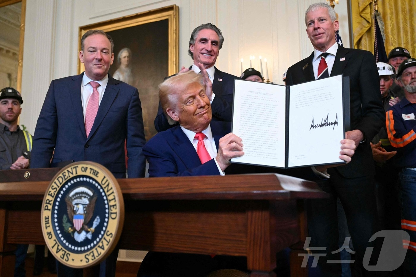 도널드 트럼프 미국 대통령이 8일(현지시간) 워싱턴 백악관에서 열린 석탄 산업을 활성화하는 행정명령에 서명을 한 뒤 들어 보이고 있다. 2025.04.09 ⓒ AFP=뉴스1 ⓒ News1 우동명 기자