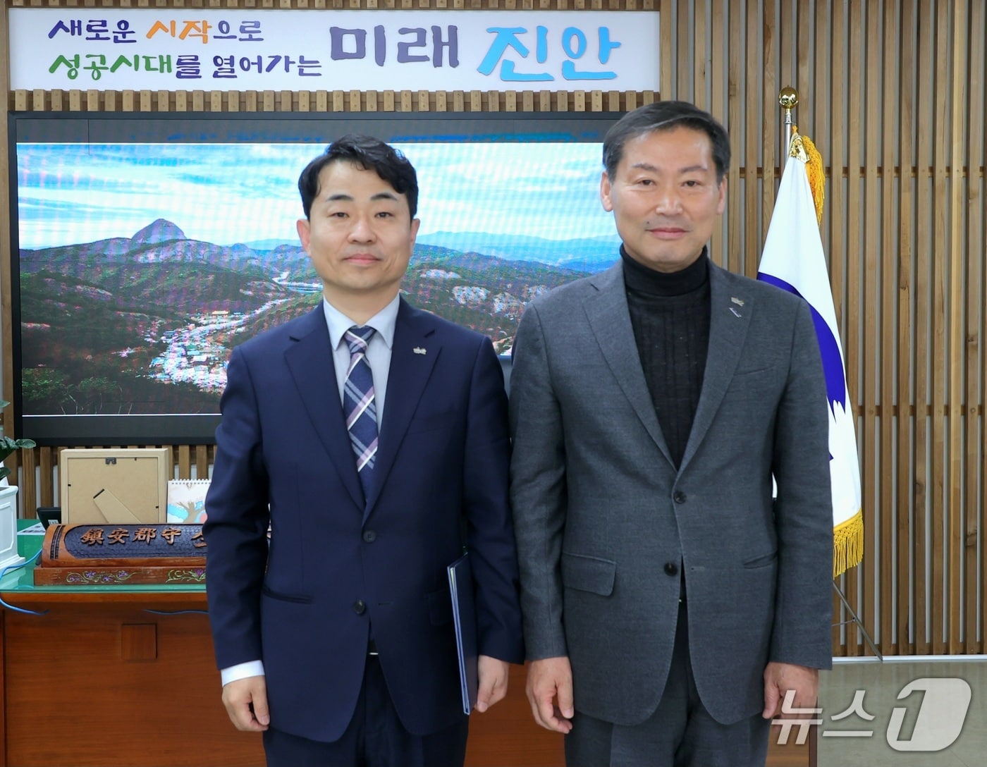 9일 전춘성 전북자치도 진안군수(오른쪽)가 문민수 신임 보건소장에게 임며장을 수여하고 있다.(진안군제공. 재판매 및 DB금지)2025,4,9/뉴스1