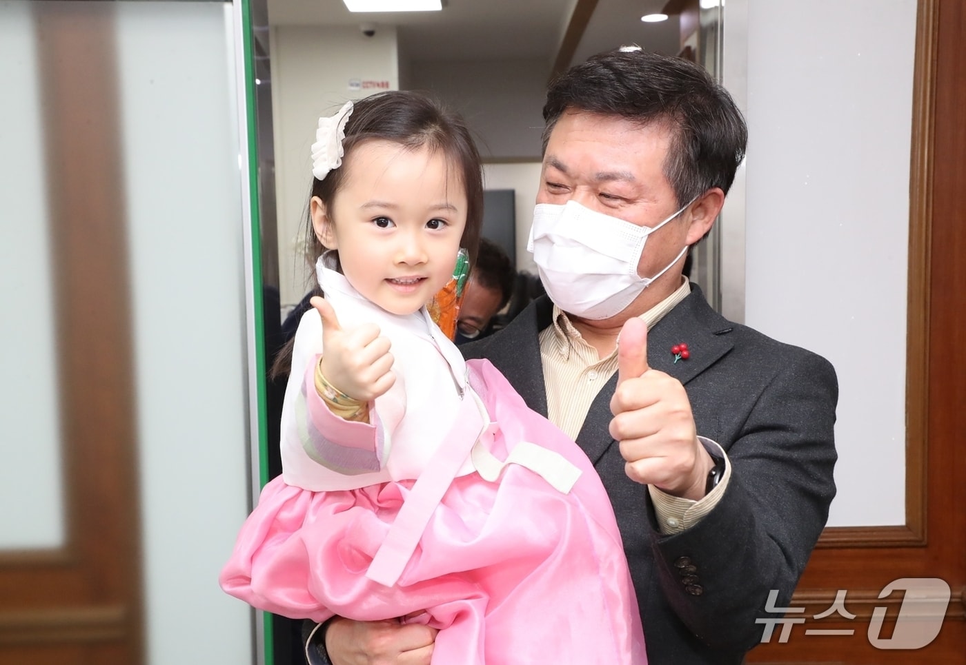 정읍시가 고물가 시대 육아비용 부담에 힘겨운 저소득 가정의 어깨를 덜어주기 위해 기저귀와 분유를 지원한다. 이학수 시장이 어린이를 안고 있다.(정읍시 제공. 재판매 및 DB금지) 