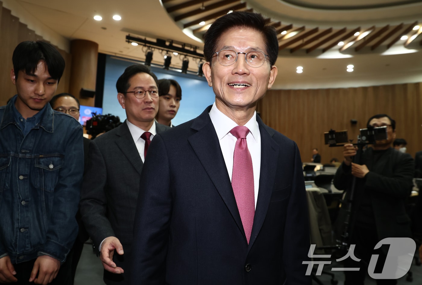김문수 전 고용노동부 장관이 9일 오전 서울 여의도 국회 소통관에서 21대 대통령 선거 출마 선언 기자회견을 마치고 나서고 있다. 2025.4.9/뉴스1 ⓒ News1 김민지 기자