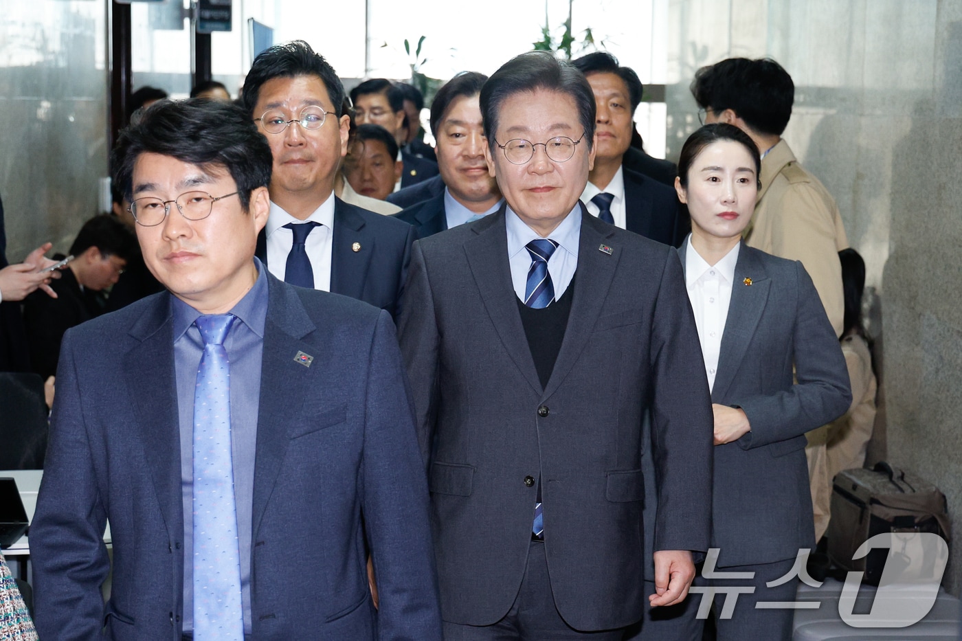 이재명 더불어민주당 대표가 9일 오전 서울 여의도 국회에서 21대 대통령 선거 출마를 위한 대표직 사퇴 의사를 밝힌 뒤 최고위원들과 기념 촬영을 위해 본청 계단으로 이동하고 있다. 2025.4.9/뉴스1 ⓒ News1 안은나 기자