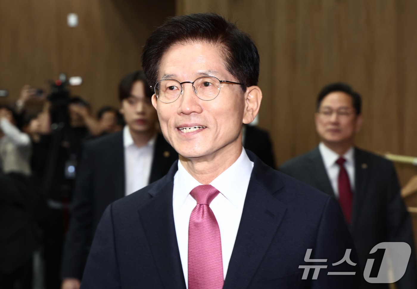 김문수 전 고용노동부 장관이 9일 오전 서울 여의도 국회 소통관에서 21대 대통령 선거 출마 선언 기자회견을 하기 위해 단상으로 향하고 있다. 2025.4.9/뉴스1 ⓒ News1 김민지 기자