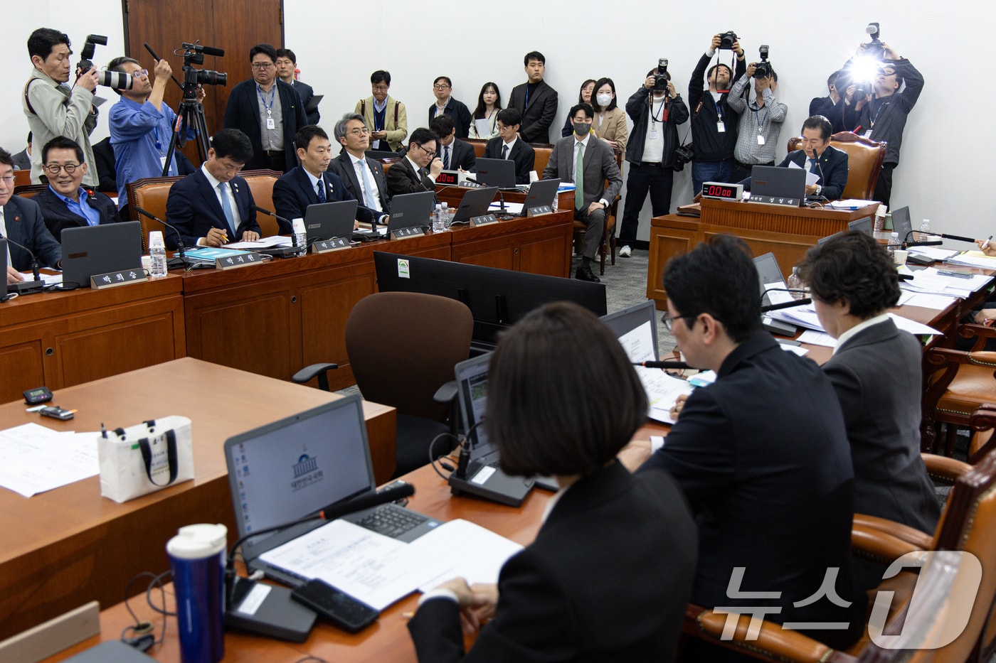 정청래 국회 법제사법위원회 위원장이 9일 오전 서울 여의도 국회에서 열린 제424회 국회(임시회) 법사위 제1차 전체회의에서 의사봉을 두드리고 있다. 2025.4.9/뉴스1 ⓒ News1 이재명 기자