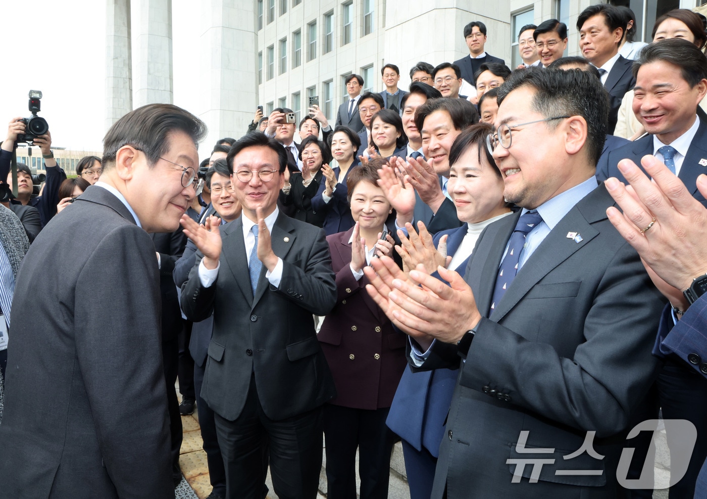 이재명 더불어민주당 대표가 9일 오전 서울 여의도 국회에서 대선 출마를 위한 대표직 사퇴 후 박찬대 원내대표, 최고위원 등과 기념촬영을 한 뒤 박수를 받고 있다. (공동취재) 2025.4.9/뉴스1 ⓒ News1 안은나 기자