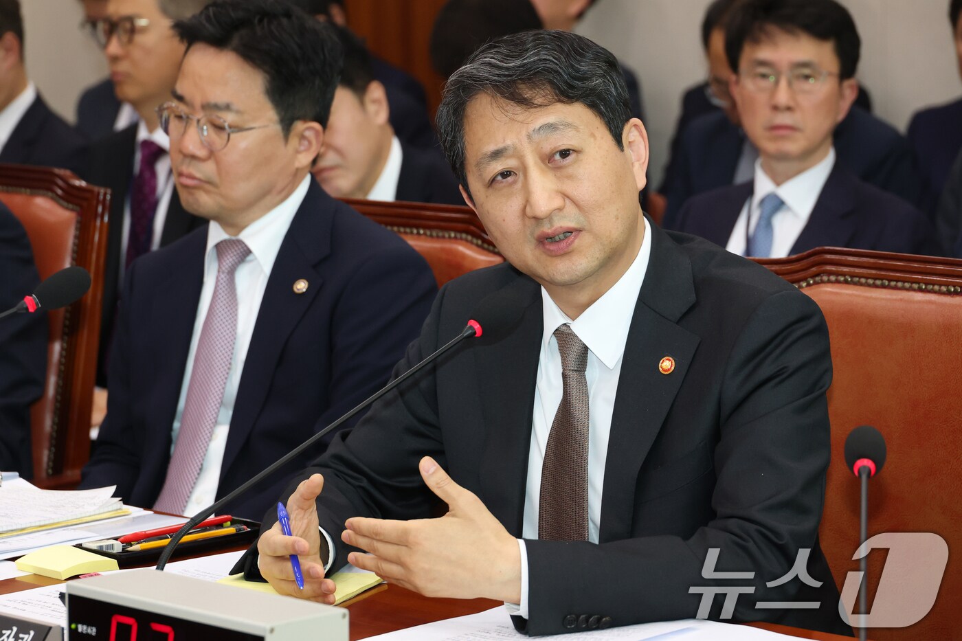 안덕근 산업통상자원부 장관이 9일 오전 서울 여의도 국회에서 열린 산업통상자원중소벤처기업위원회 전체회의에 출석해 미국 트럼프 2기 행정부의 상호 관세 조치와 관련한 의원들의 질의에 답하고 있다. 2025.4.9/뉴스1 ⓒ News1 이광호 기자