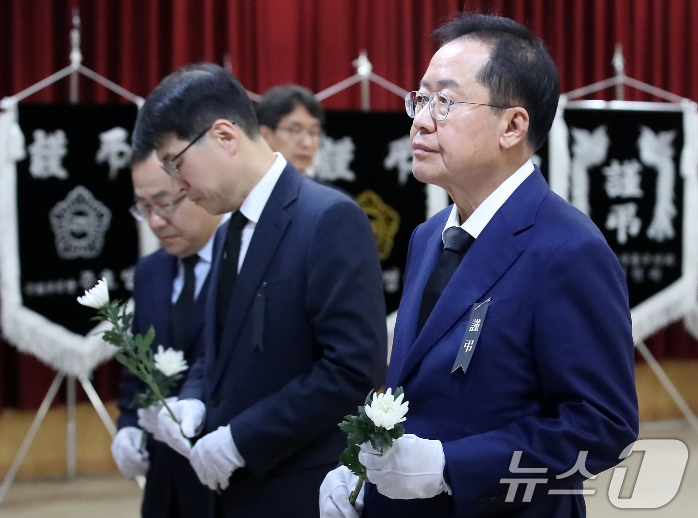 홍준표 대구시장이 9일 오전 대구 동구청 대회의실에 마련된 산불 진화 헬기 조종사 故 정궁호 기장의 추모 분향소를 찾아 헌화하고 있다. 2025.4.9/뉴스1 ⓒ News1 공정식 기자