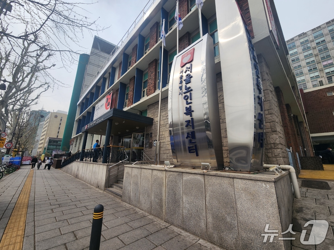 9일 서울시 종로구에 위치한 서울노인복지센터를 찾은어르신들이 입장을 기다리고 있다. 2025.04.09/ⓒ 뉴스1 권진영 기자