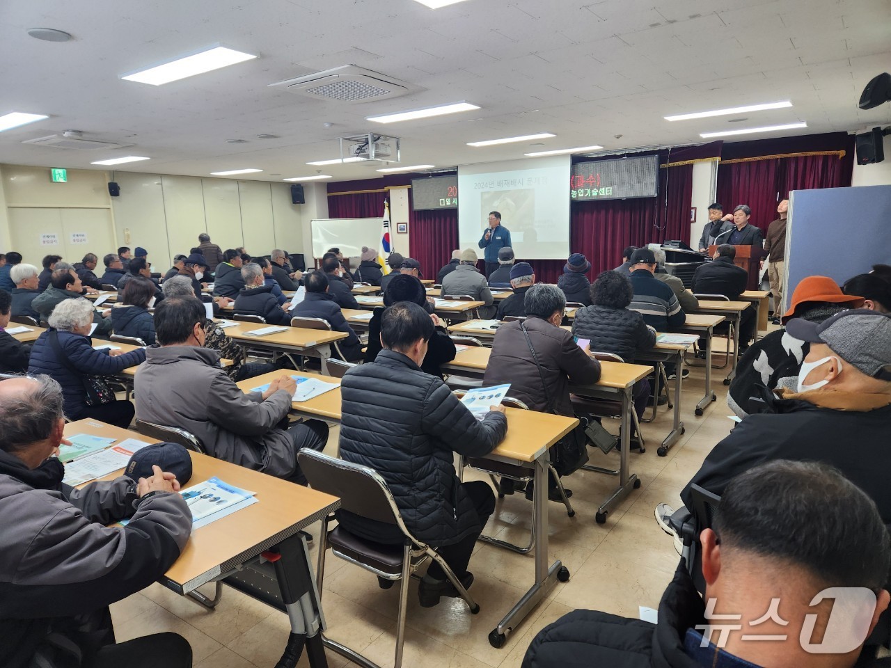  경기 양평군이 과수농가 농민을 대상으로 과수화상병 예방 교육을 실시하고 있다.(양평군 제공, 재판매 및 DB 금지)/뉴스1