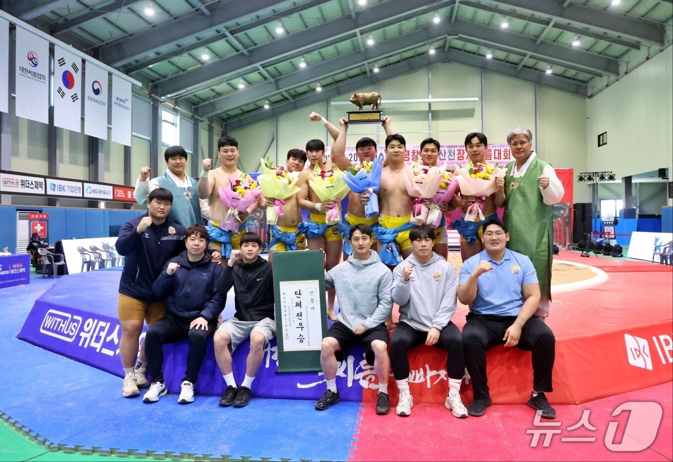 울주군청 해뜨미씨름단이 지난 2일부터 8일까지 강원특별자치도 평창군 진부생활체육관에서 열린 ‘2025 평창오대산천장사씨름대회’ 단체전에서 우승했다.(울주군 제공·재판매 및 DB 금지) /뉴스1