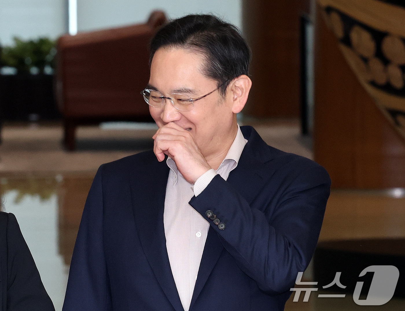 이재용 삼성전자 회장이 9일 일본 출장을 마치고 서울 강서구 서울김포비즈니스항공센터&#40;SCBAC&#41;로 귀국하고 있다. ⓒ News1 박세연 기자