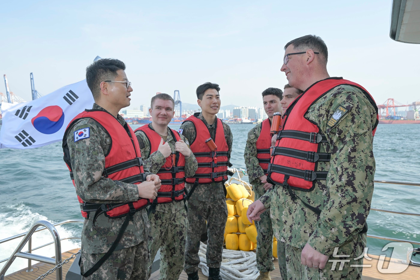 주한미해군사령부 장병들이 해군작전사령부 연합작전협조과장 박경원 중령(왼쪽에서 첫번째)에게 부산 인근 해상에 관한 설명을 듣고 있다.(해군작전사령부 제공. 재판매 및 DB 금지)