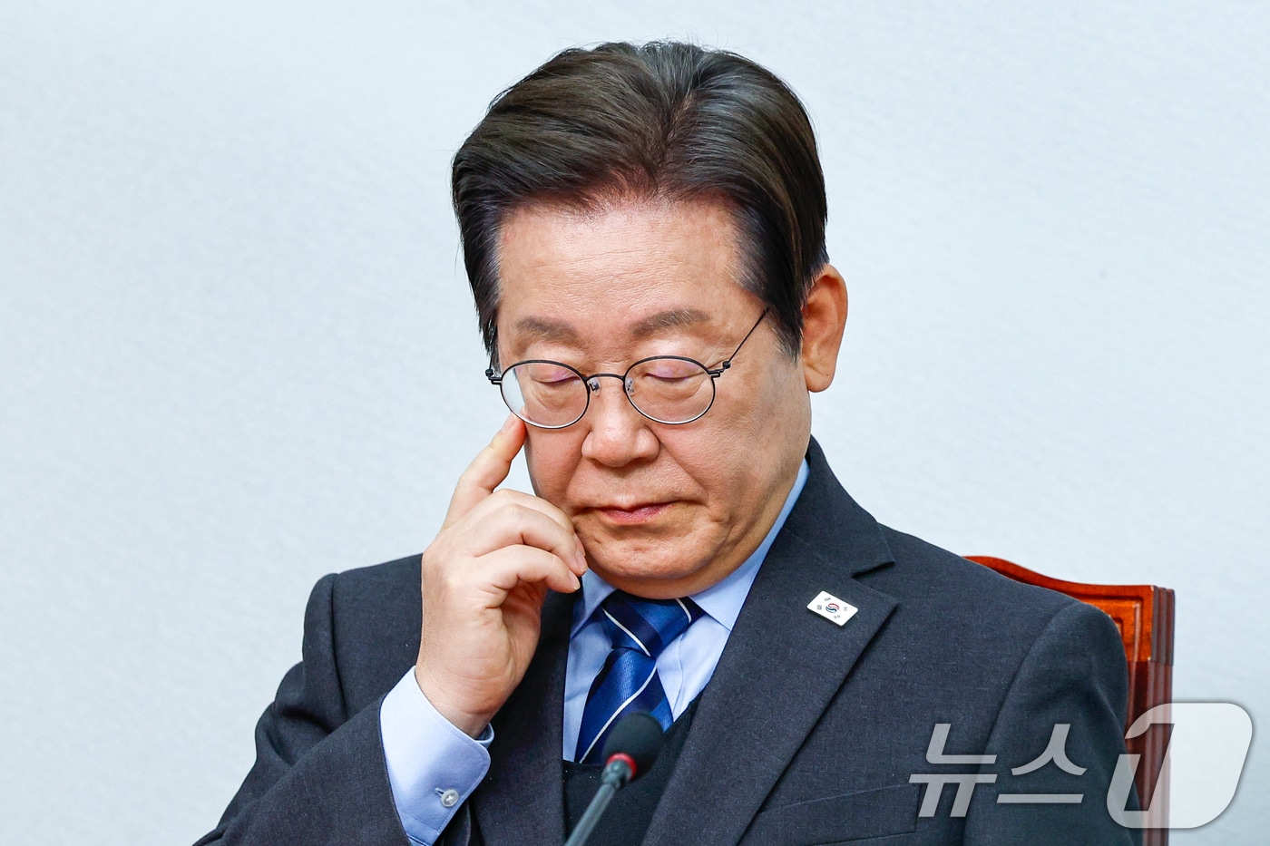 이재명 더불어민주당 대표가 9일 오전 서울 여의도 국회에서 열린 최고위원회의에서 최고위원 발언을 듣고 있다. 2025.4.9/뉴스1 ⓒ News1 안은나 기자