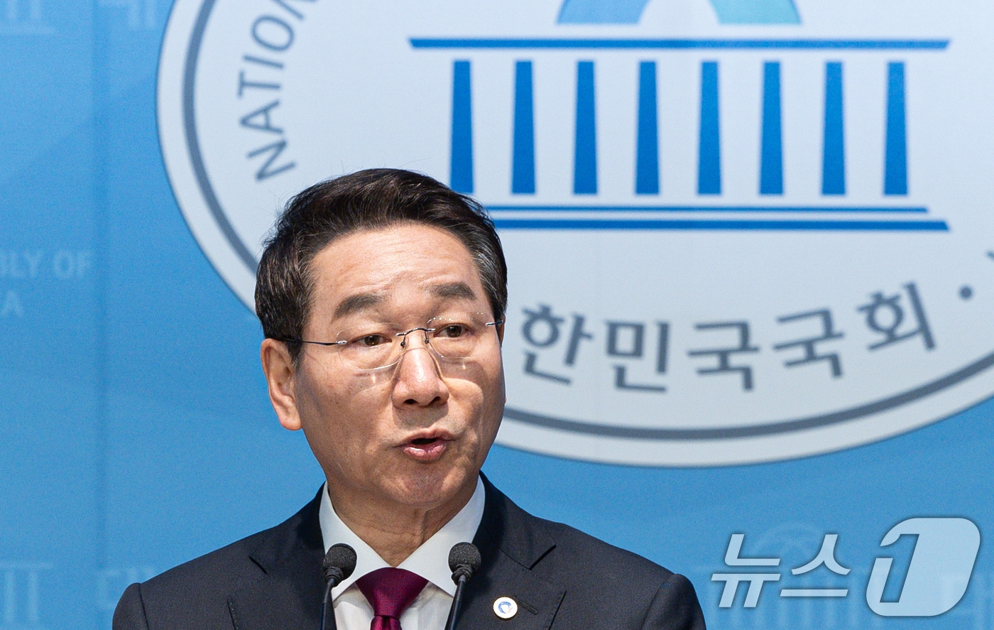 유정복 인천시장이 9일 오후 서울 여의도 국회 소통관에서 제21대 대통령선거 출마 선언 기자회견을 하고 있다. 2025.4.9/뉴스1 ⓒ News1 이재명 기자