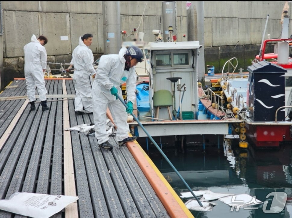 지난 5일 완도해양경찰은 완도 해상에서 선저폐수 방제작업을 실시하고 있다.(완도해경 제공. 재판매 및 DB 금지)