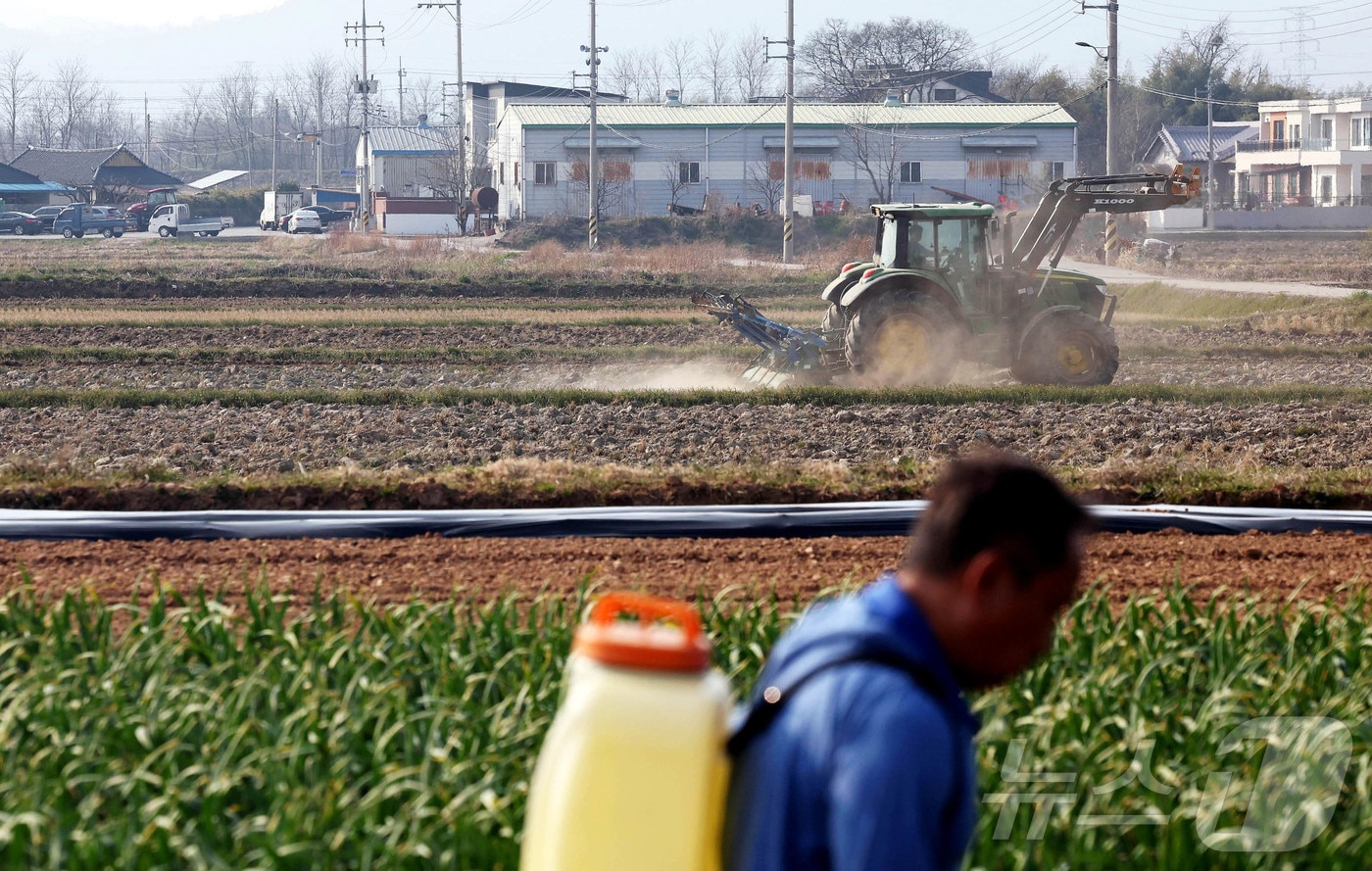 9일 광주 북구 용강동 하신마을의 한 논에서 마을주민이 농사를 짓기 위해 트랙터를 이용해 논갈이를 하고 있다.(광주 북구 제공. 재판매 및 DB 금지) 2025.4.9/