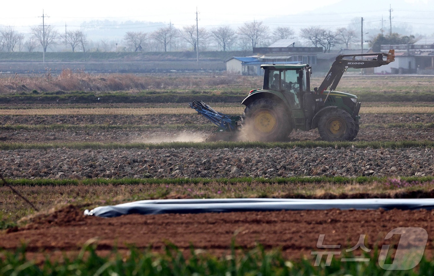 9일 광주 북구 용강동 하신마을의 한 논에서 마을주민이 농사를 짓기 위해 트랙터를 이용해 논갈이를 하고 있다.(광주 북구 제공. 재판매 및 DB 금지) 2025.4.9/뉴스1 ⓒ News1 박지현 기자