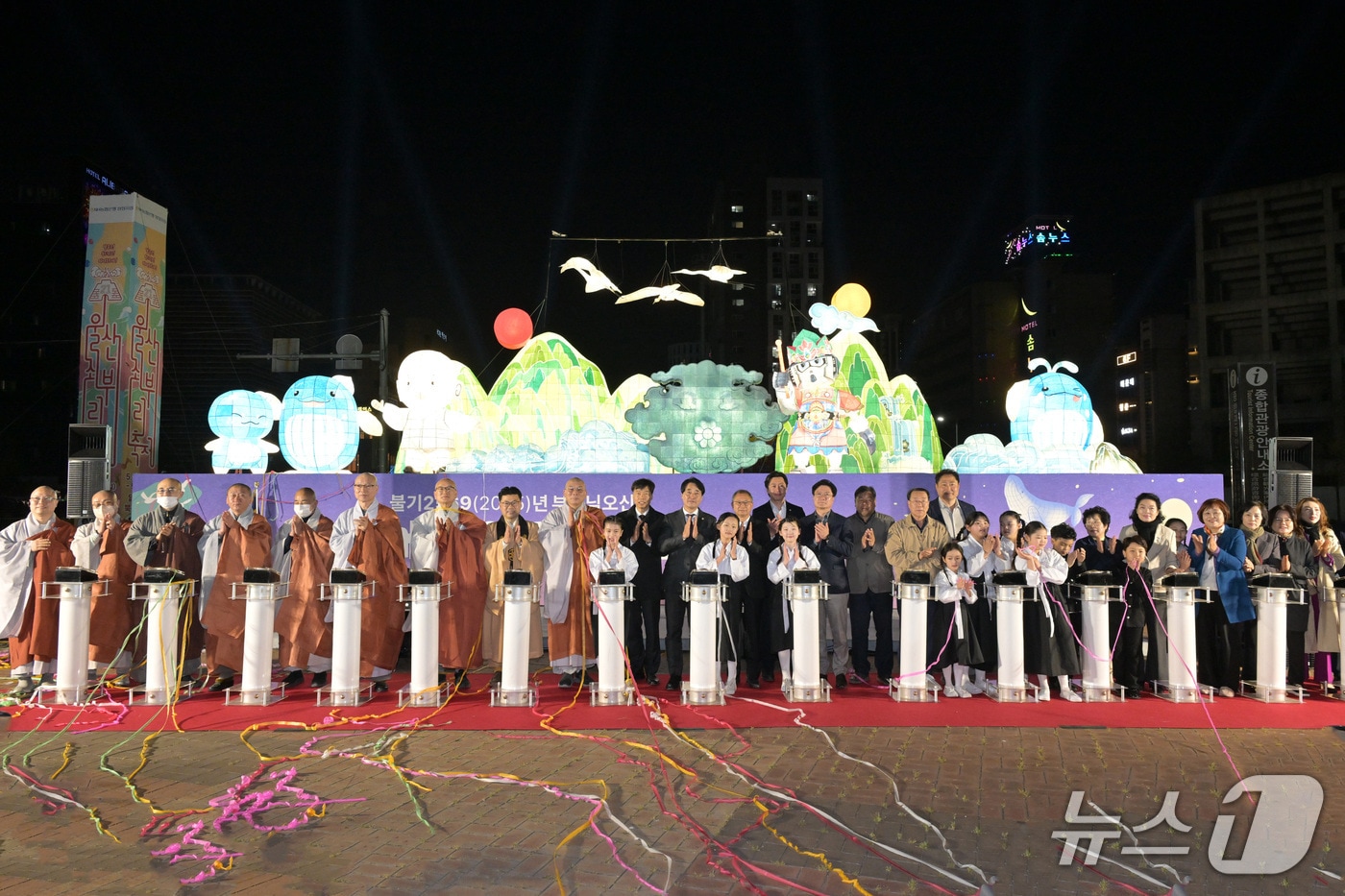 ‘2025년 울산 남구 장엄등 점등식’ 행사가 지난 8일 태화강역 광장에서 개최됐다.(울산 남구 제공. 재판매 및 DB 금지)