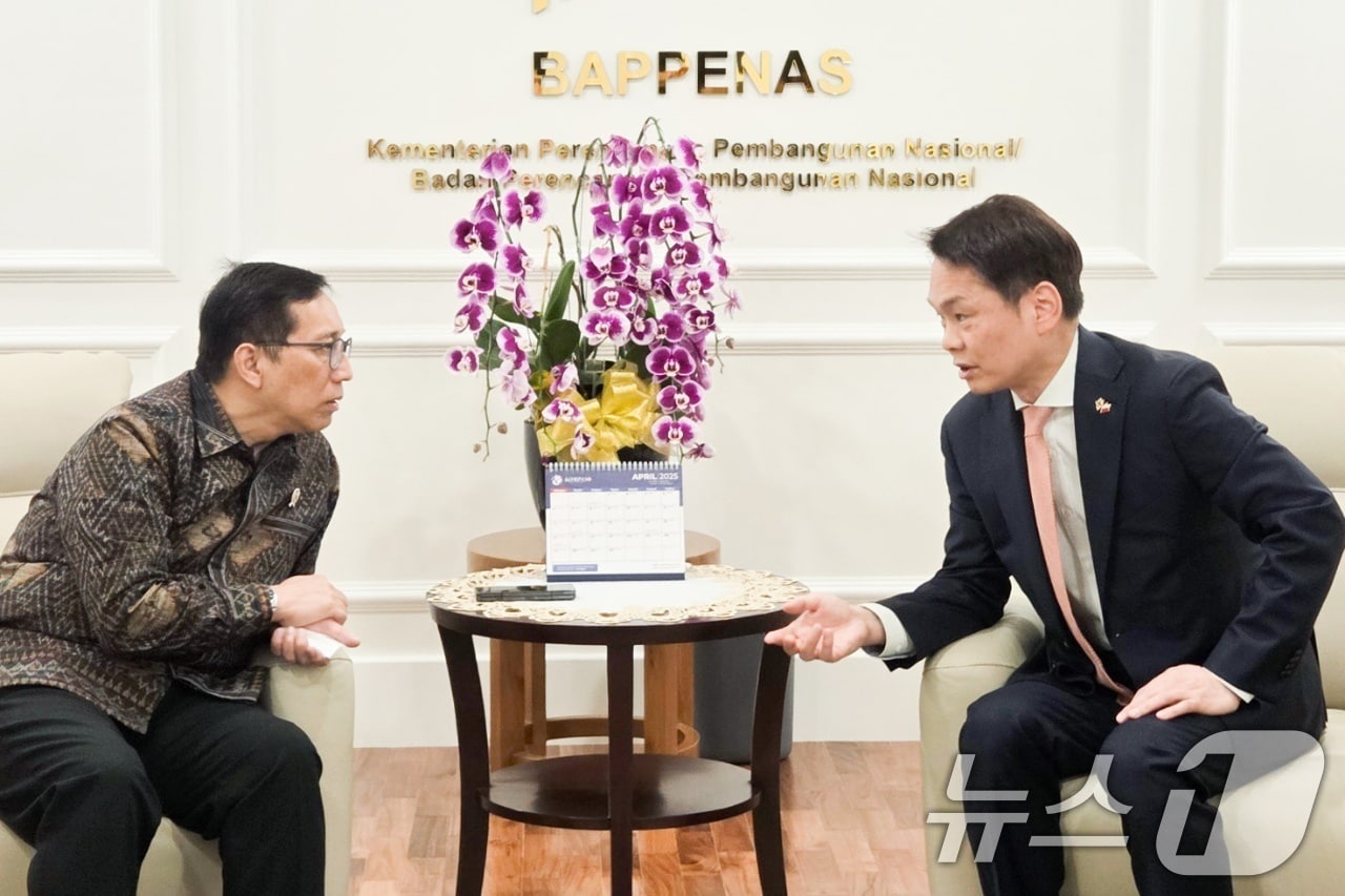 이병화 환경부 차관이 9일(현지시간) 인도네시아 자카르타에서 페브리안 알피얀토 루디야르 인도네시아 국가개발기획부 차관과 양자면담을 하고 있다. (환경부 제공. 재판매 및 DB 금지) 2025.4.9/뉴스1