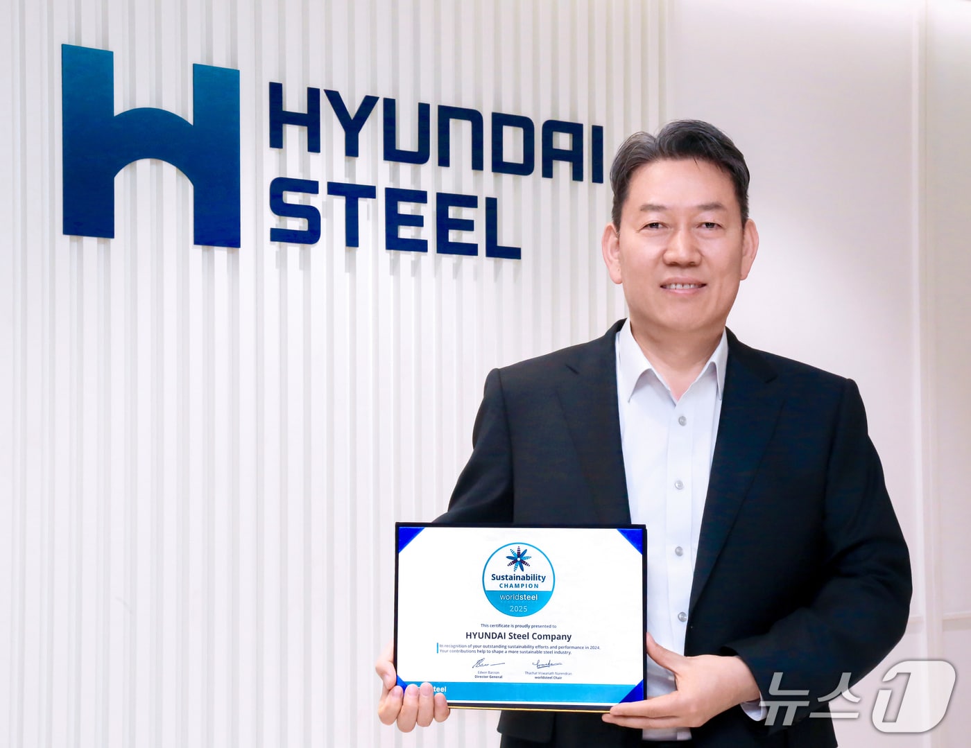 서강현 현대제철 사장이 세계철강협회의 '2025 지속가능성 챔피언' 인증서를 들고 있는 모습(현대제철 제공)