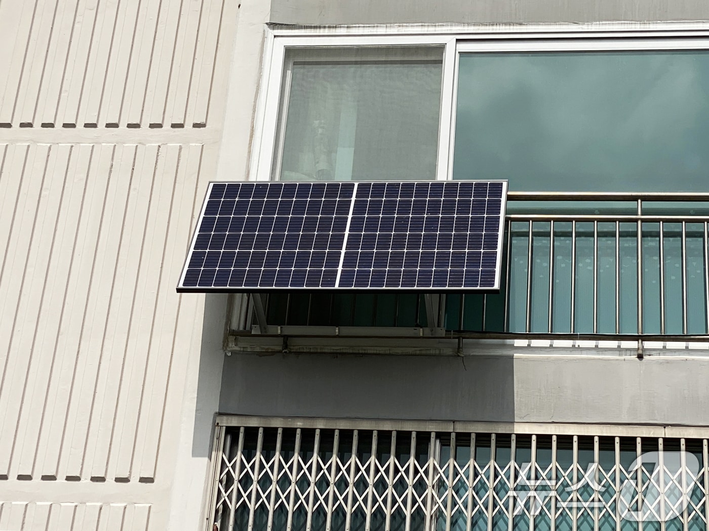 광주 아파트에 설치된 미니태양광.&#40;광주시 제공. 재판매 및 DB 금지&#41; ⓒ News1 박준배 기자