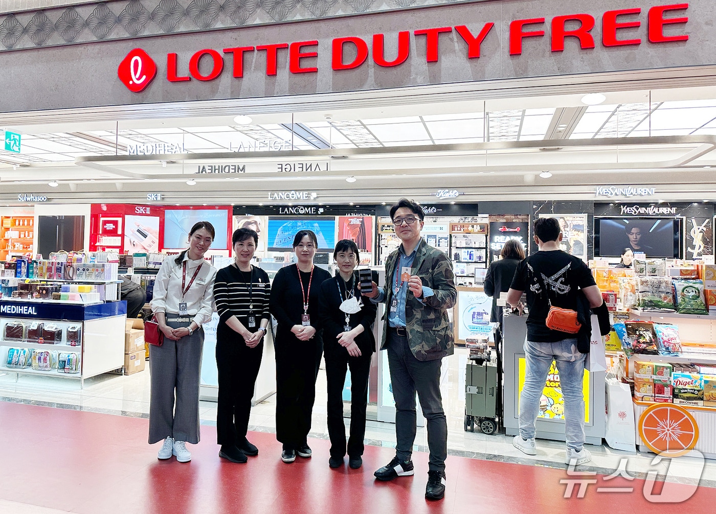 '3GO 챌린지'에 동참한 윤남호 롯데면세점 제주공항점장(맨 오른쪽).(롯데면세점 제주공항점 제공, 재판매 및 DB 금지)