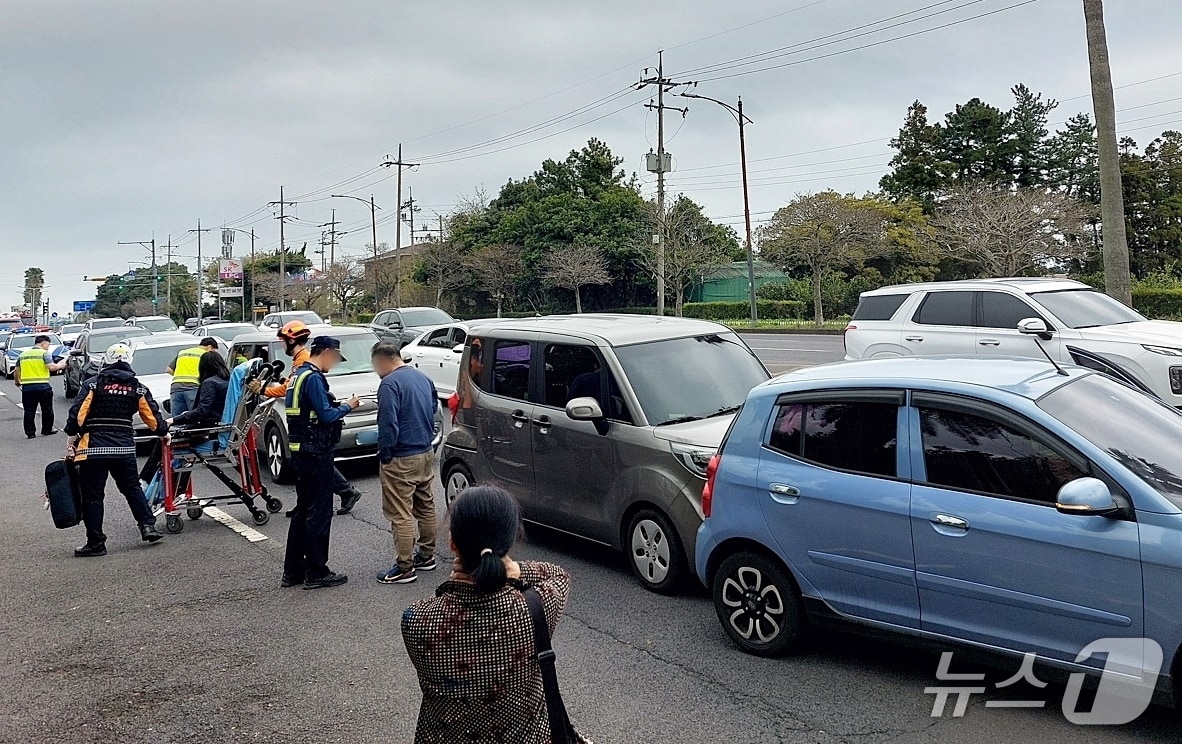 9일 오후 제주 서귀포시 강정도 소재 도로에서 차량 6대가 연쇄 추돌했다.(제주도소방안전본부 제공. 재판매 및 DB 금지)