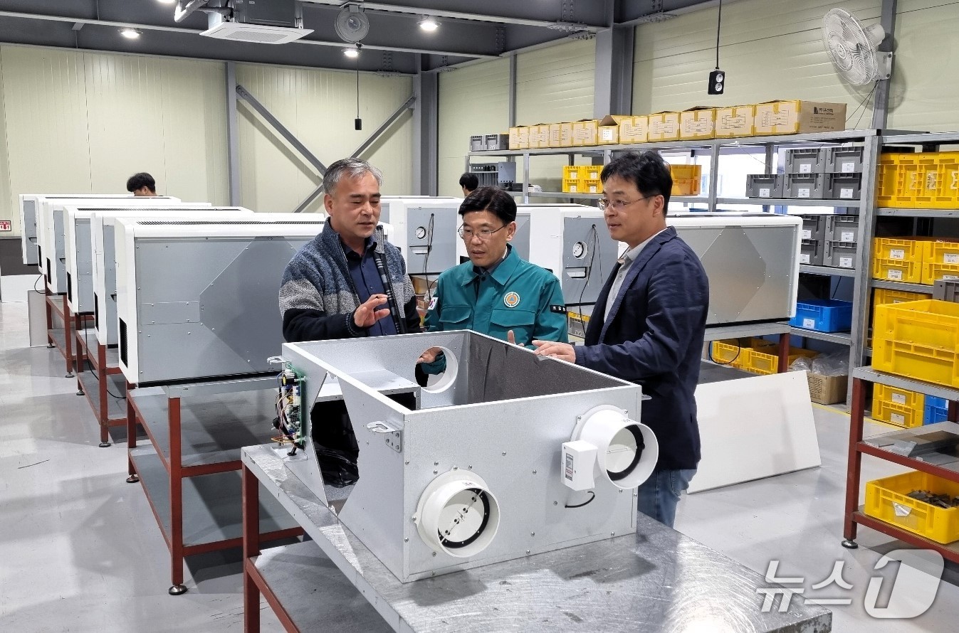 강신면 조달청 기술서비스국장(가운데)이 주식회사 에코이엔지를 방문해 현장의 목소리를 청취했다.(조달청 제공.재판매 및 DB금지)/뉴스1