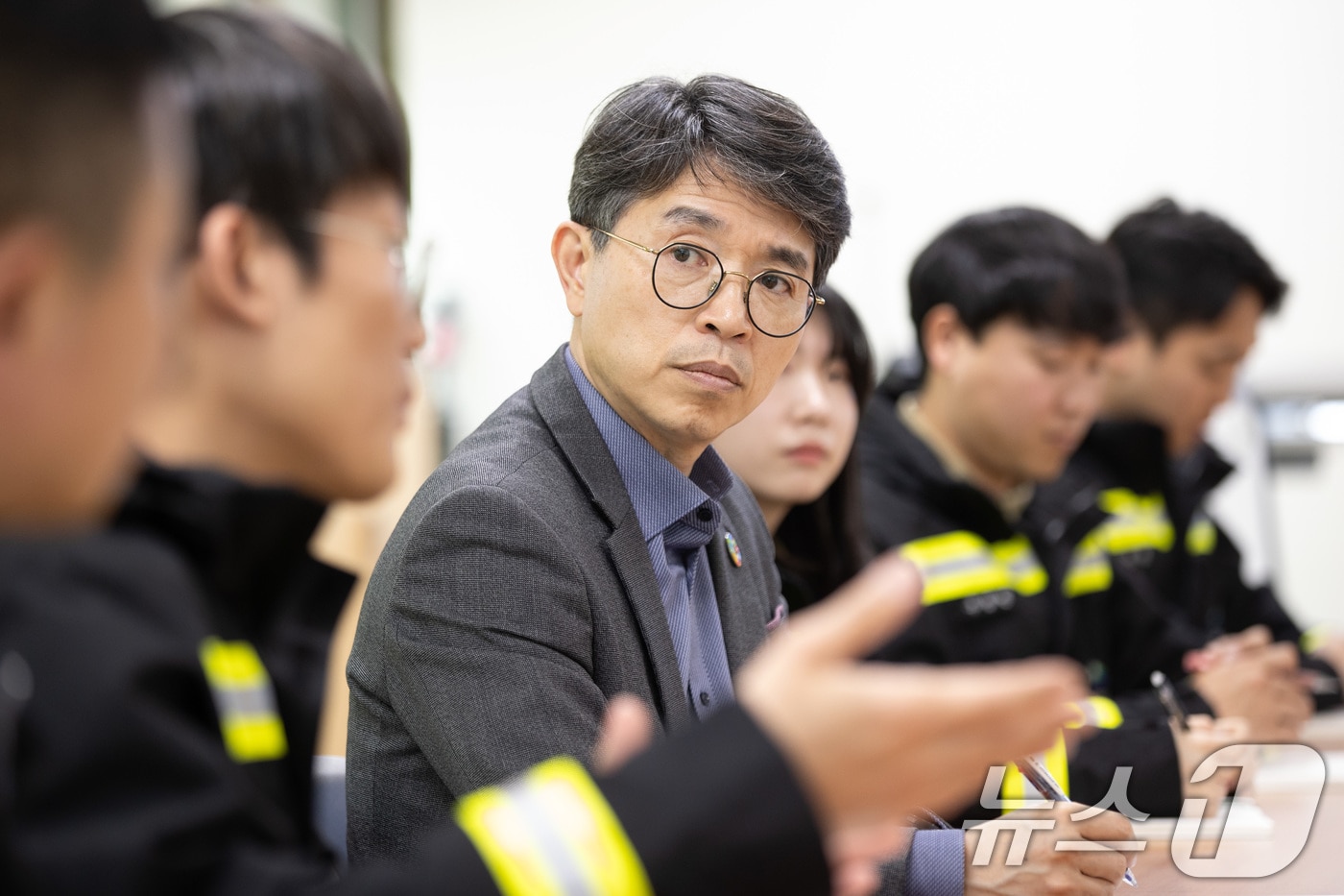김완섭 환경부장관이 강원 속초시 소재 설악산국립공원사무소를 방문해 재난안전·특수산악구조 직원들과 간담회를 갖고 업무상 고충과 애로사항을 청취하고 있다. &#40;환경부 제공. 재판매 및 DB 금지&#41; 2025.4.9/뉴스1