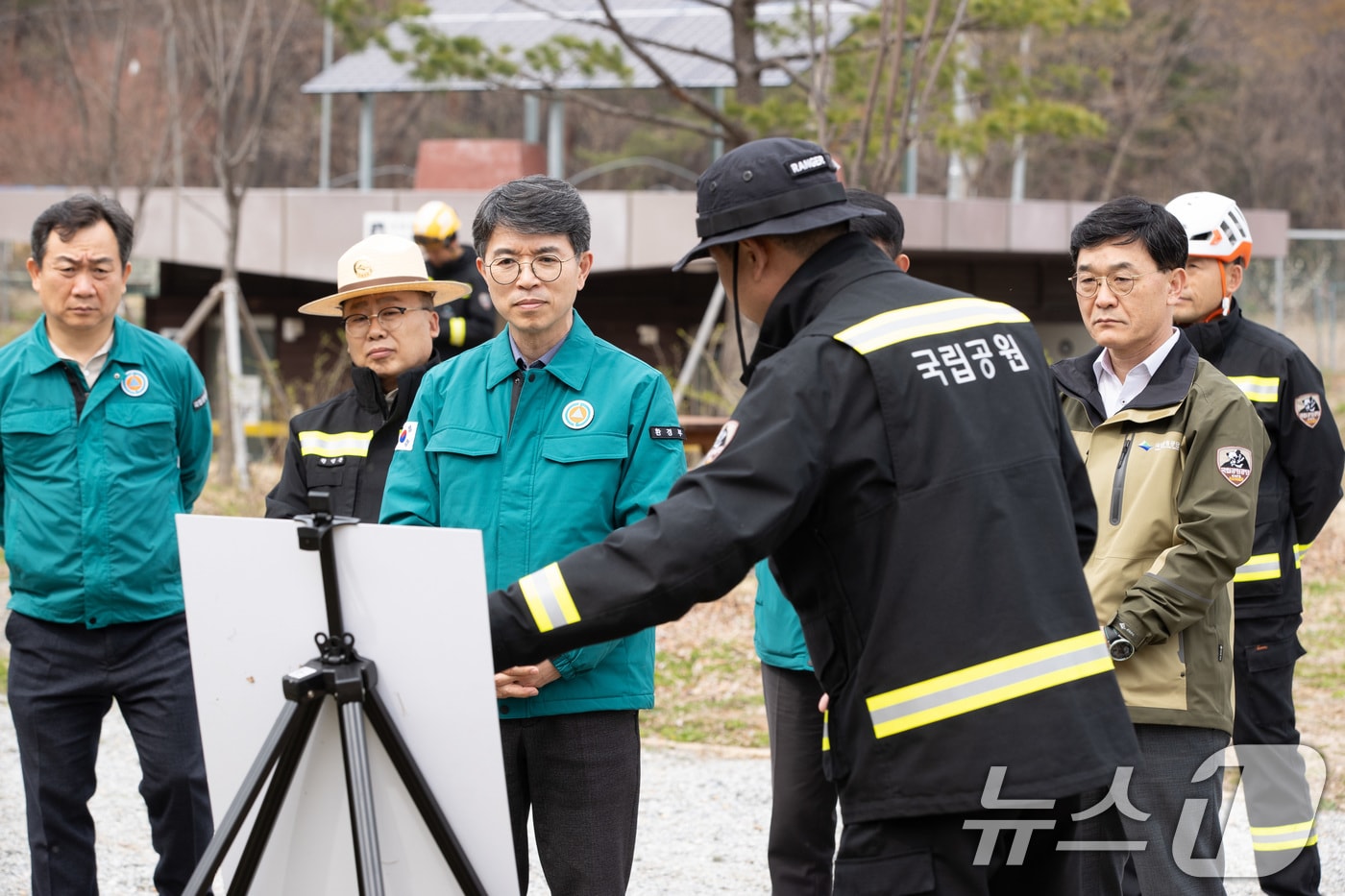 김완섭 환경부장관이 9일 강원도 속초시 소재 설악산국립공원 야영장 인근에서 진행된 산불진화 훈련을 참관하고 산불취약 요인에 대한 관리 강화방안을 논의하고 있다.(환경부 제공. 재판매 및 DB 금지) 2025.4.9/뉴스1