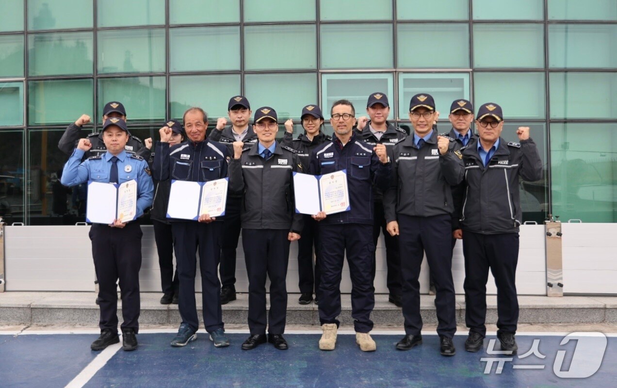 김성종 동해지방해양경찰청장이 9일 영덕 산불 확산 당시 주민 100여명을 구조한 영덕해양경찰서 강구, 축산 파출소와 구조대원들를 격려했다. (울진해양경찰서제공, 제판매 및 DB 금지)) 2025.4.9/뉴스1 