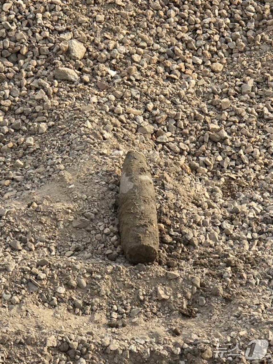 9일 오후 4시47분쯤 경북 포항시 북구 중앙동행정복지센터 인근 학산천 공사장에서 폭탄이 발견됐다. (독자 제공, 제판매 및 DB 금지) 2025.4.9/뉴스1