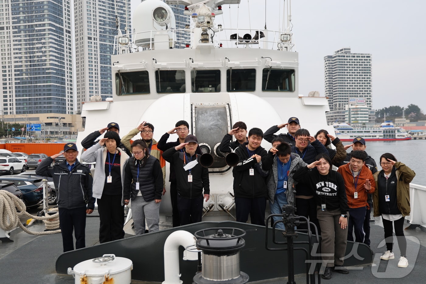 속초해양경찰서가 9일 속초해경 전용부두에서 속초지역 장애인들과 어린이들을 초청해 마련한 500톤급 경비함정 공개행사에서 어린이들이 다양한 체험을 하고 있다.(속초해경 제공, 재판매 및 DB금지) 2025.4.9/뉴스1 ⓒ News1 윤왕근 기자